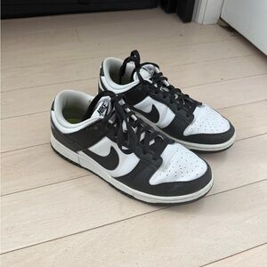 Nike Men’s Black and White Low-Top Sneakers